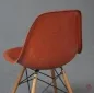 Preview: Vitra Eames Side Chair Terracotta Rot Fiberglass Orange mit Holzgestell gebraucht