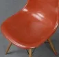 Preview: Vitra Eames Side Chair Terracotta Rot Fiberglass Orange mit Holzgestell gebraucht