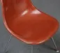 Preview: Vitra Eames Side Chair Terracotta Rot Fiberglass mit Metallgestell gebraucht