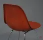 Preview: Vitra Eames Side Chair Terracotta Rot Fiberglass mit Metallgestell gebraucht