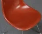 Preview: Vitra Eames Side Chair Terracotta Rot Fiberglass mit Metallgestell gebraucht
