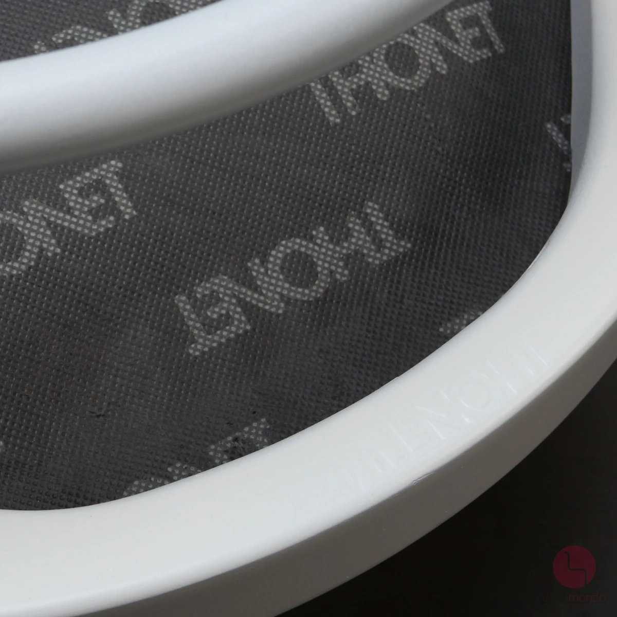 Thonet 233 P Bugholzstuhl in Weiß mit neuem Leder in Braun - gebraucht