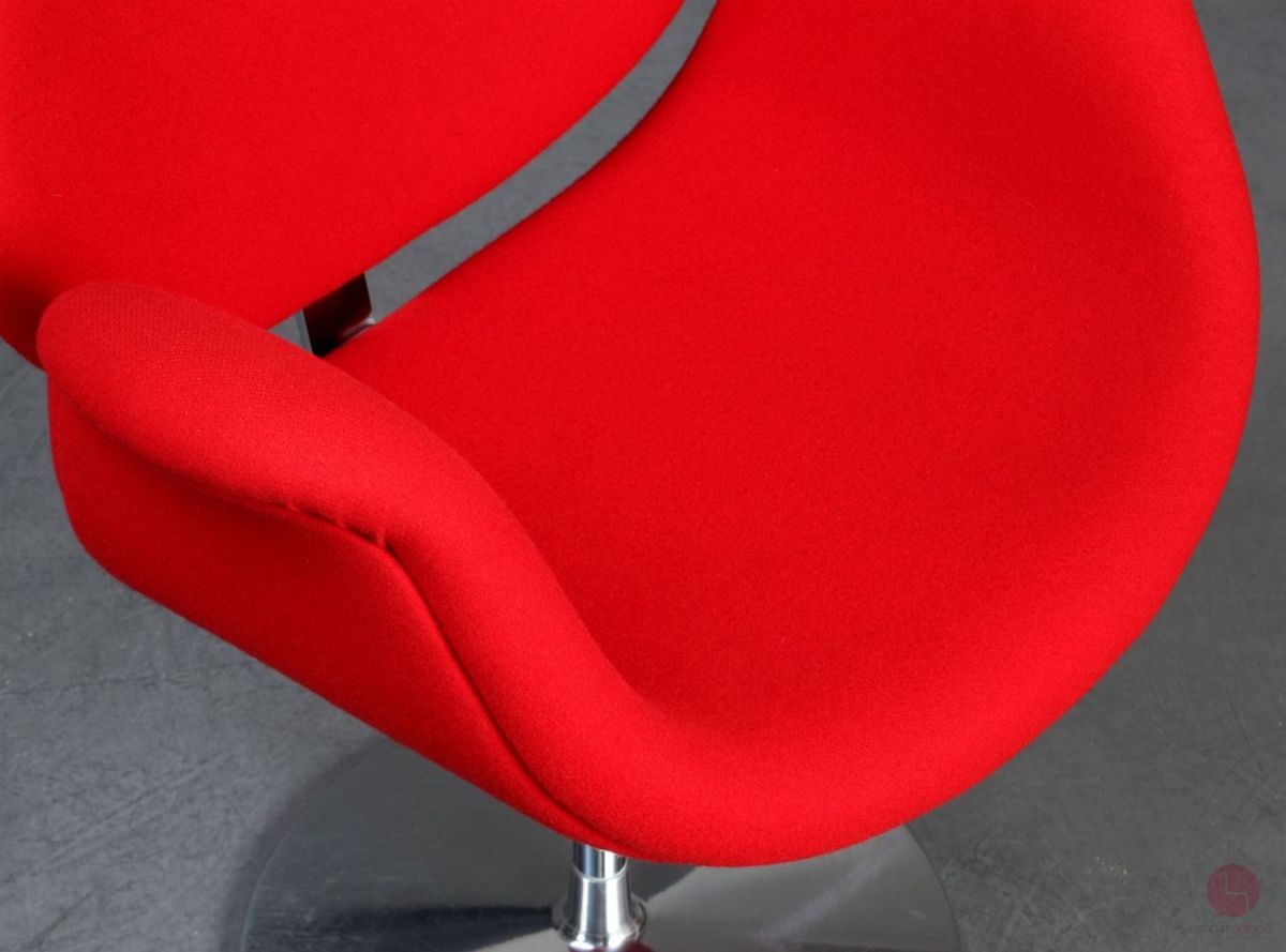Artifort Little Tulip Chair mit rotem Stoffbezug gebraucht