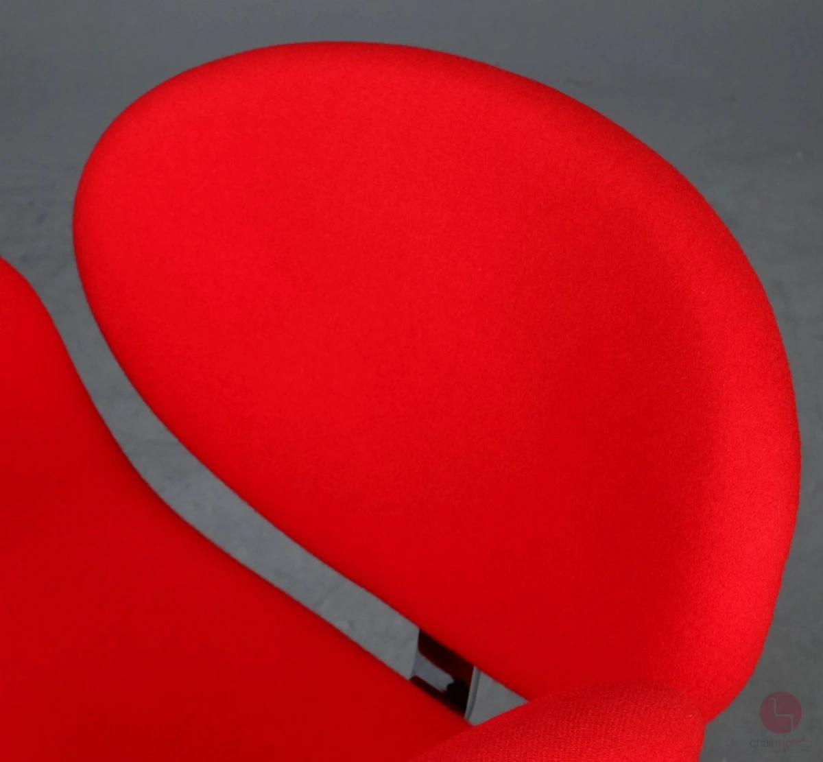 Artifort Little Tulip Chair mit rotem Stoffbezug gebraucht