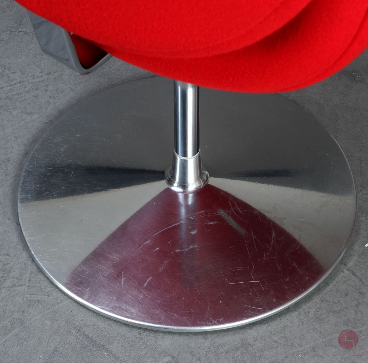 Artifort Little Tulip Chair mit rotem Stoffbezug gebraucht