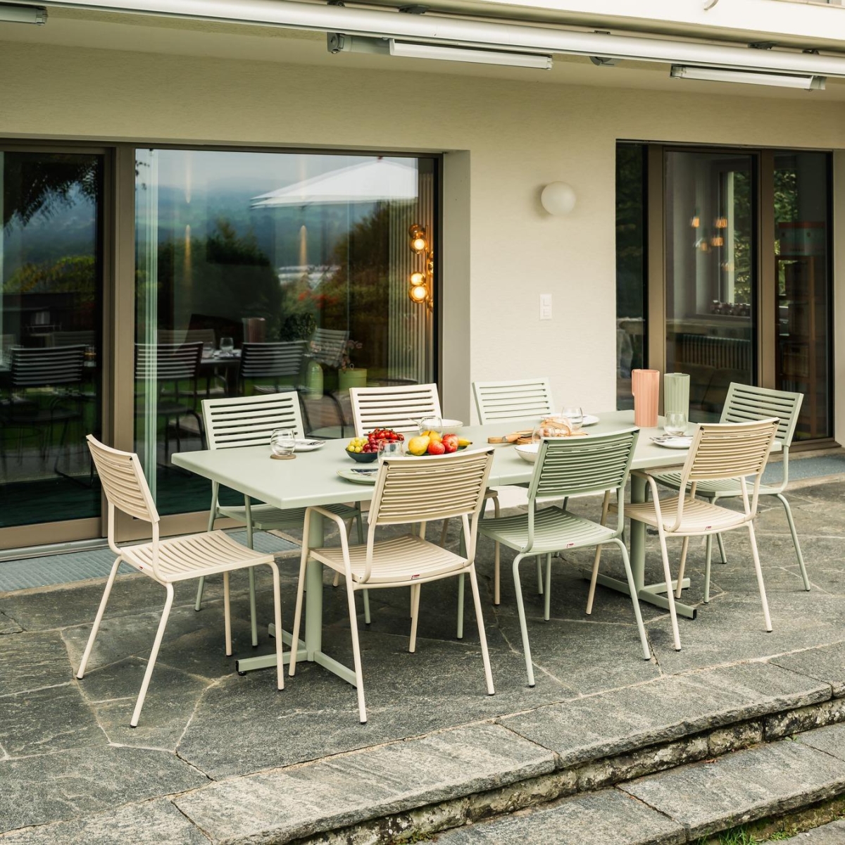 Schaffner Bodensee eckiger und ausziehbarer Glasfasertisch Ambientebild