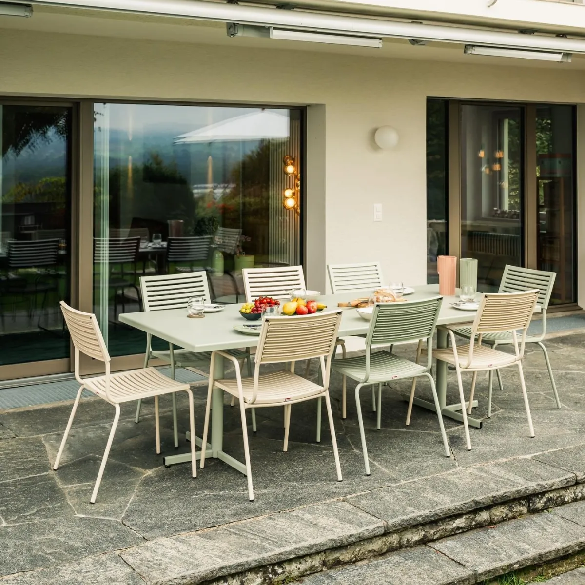 Schaffner Bodensee eckiger und ausziehbarer Glasfasertisch Ambientebild