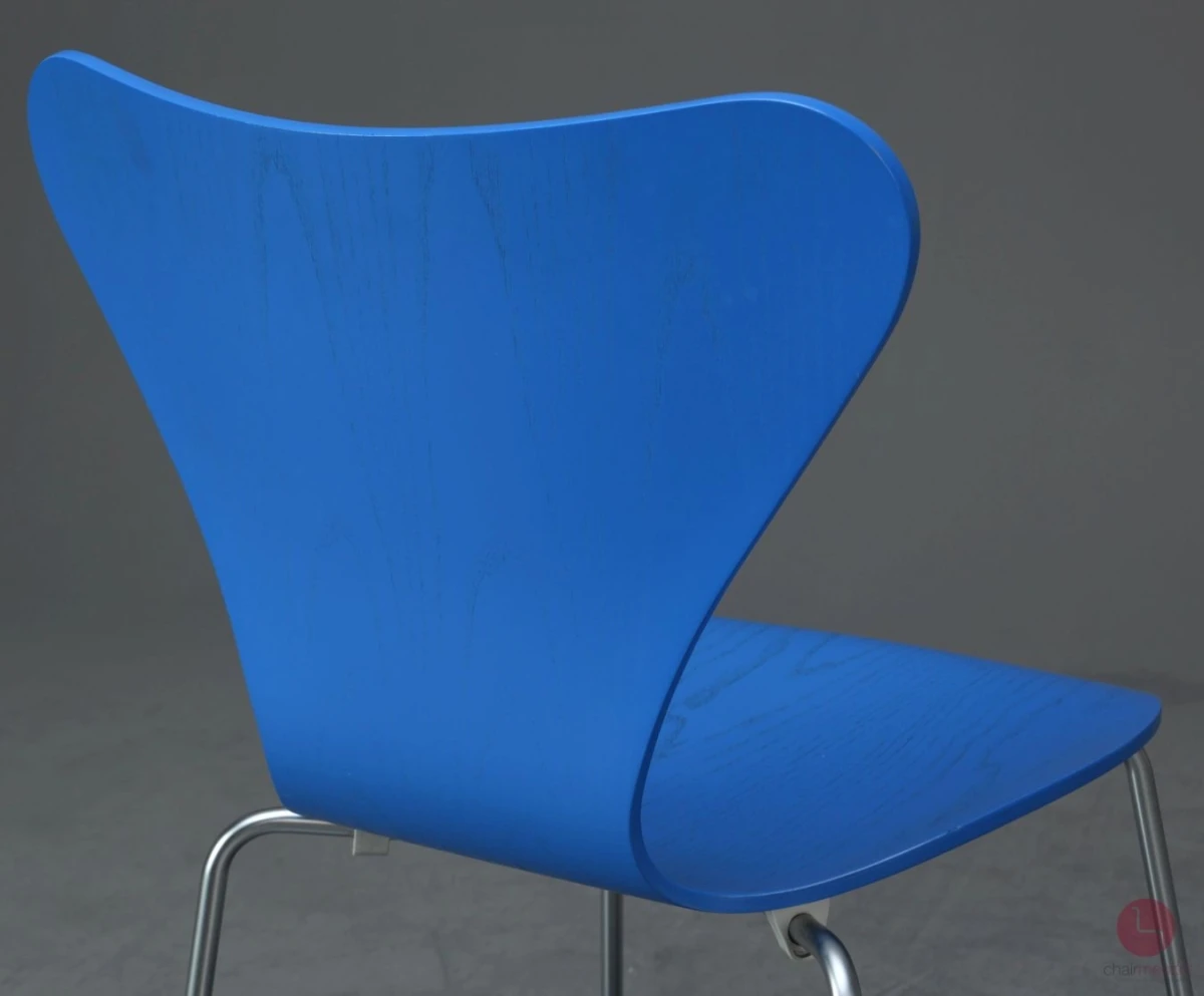 Fritz Hansen 3107 Serie 7 in Blau lackiert gebraucht