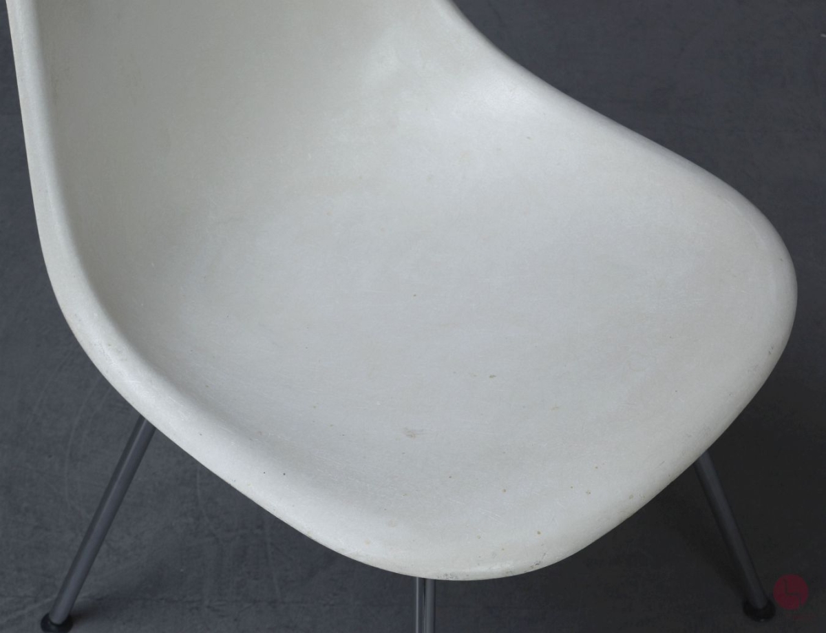 Herman Miller Eames Side Chair aus Fiberglas Weiß gebraucht