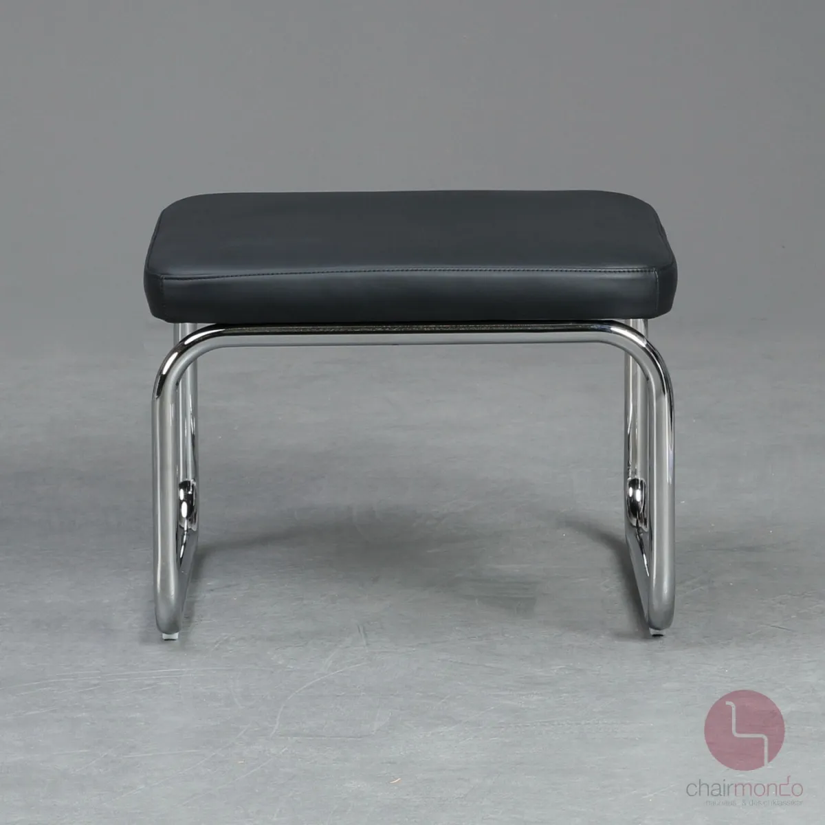 L&C stendal Bauhaus Hocker berlin Bezug Leder schwarz Gesetll verchromt