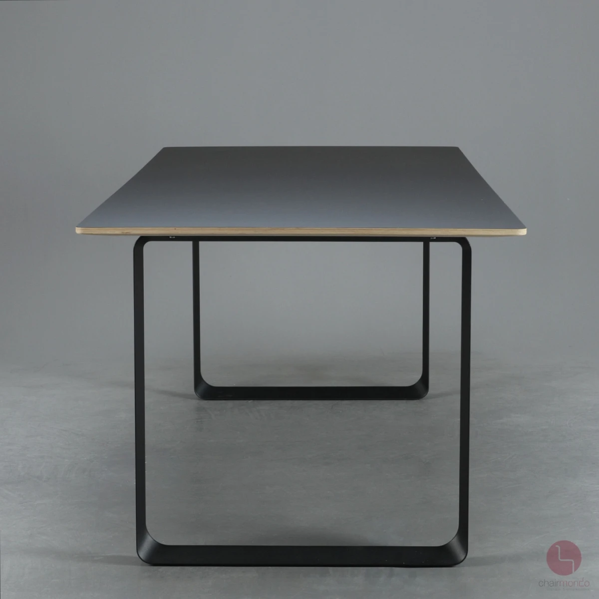 Muuto Esstisch in Schwarz mit Nanolaminate Platte und schwarzem Gestell gebraucht