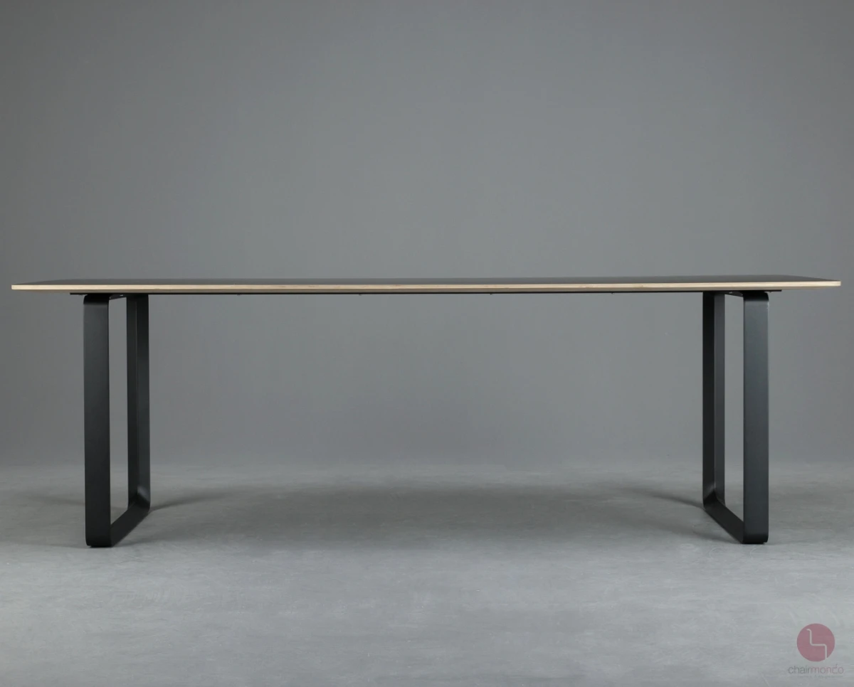 Muuto Esstisch in Schwarz mit Nanolaminate Platte und schwarzem Gestell gebraucht