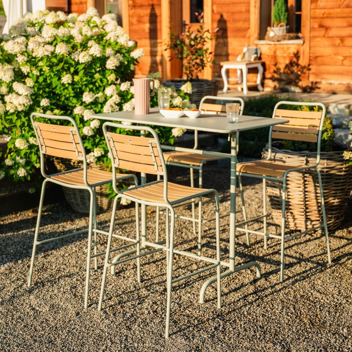 Schaffner Rigi Basrtuhl mit Holzlatten aus geölter Esche und Gestell aus feuerverzinktem Stahlrohr Amiente Bild