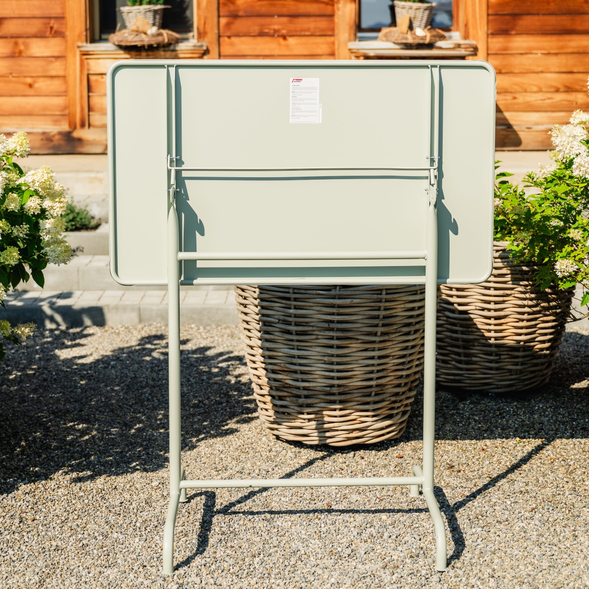 Preview: Schaffner Rigi Metall Stehtisch mit tannengrüner Tischplatte und feuerverzinktem Gestell abgeklappt Ambientebild