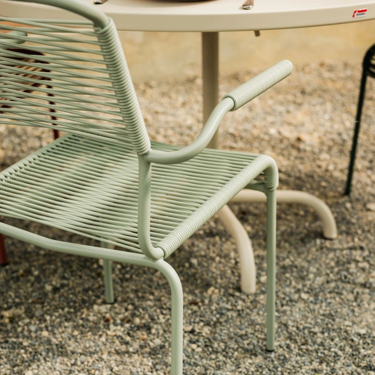 Schaffner Säntis Spaghetti Stuhl mit Armlehnen einfarbig in mintgrüm Rückansicht