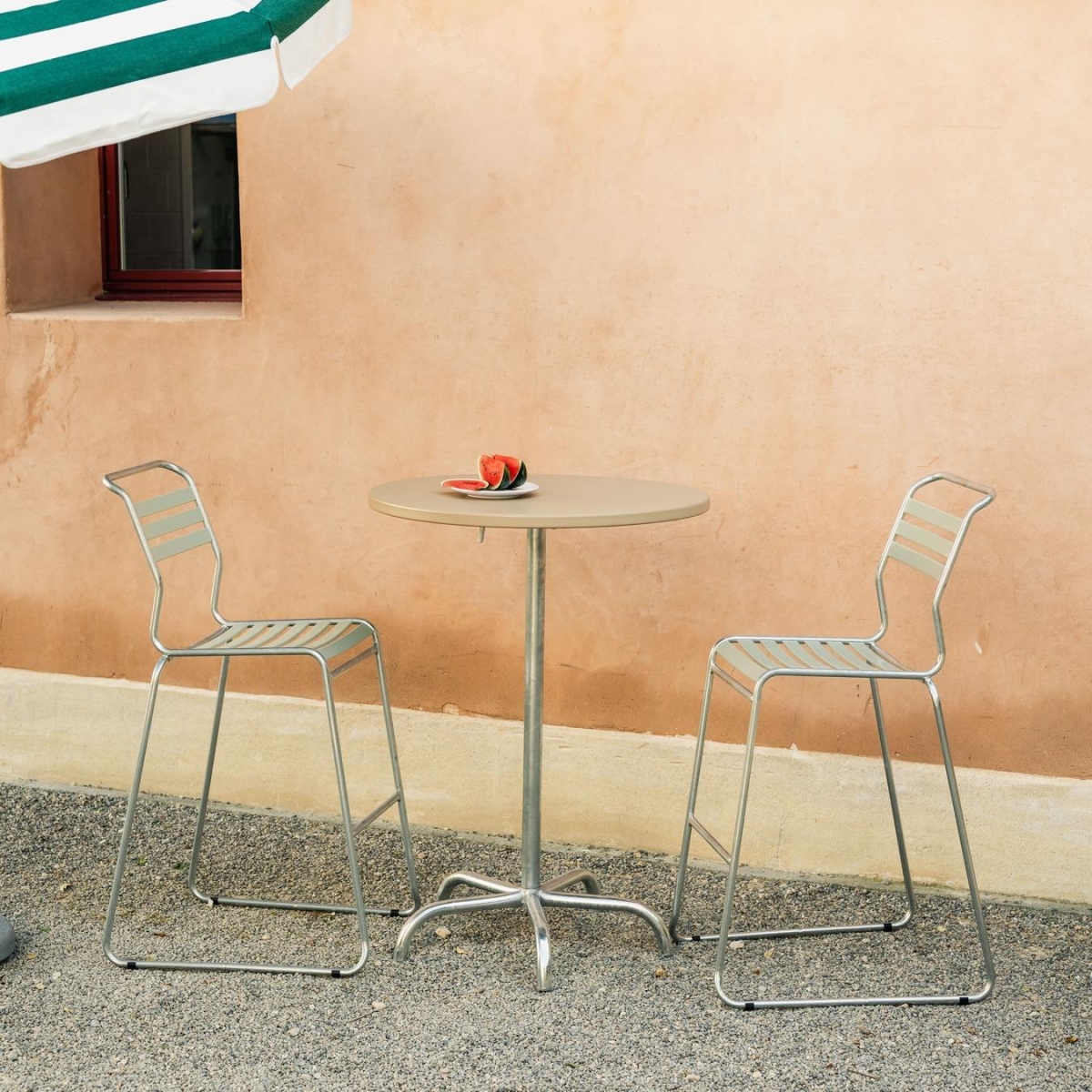 Schaffner Säntis Stehtisch mit Durchmesser 80 cm, roter Tischplatte und feuerverzinktem Gestell Ambientebild