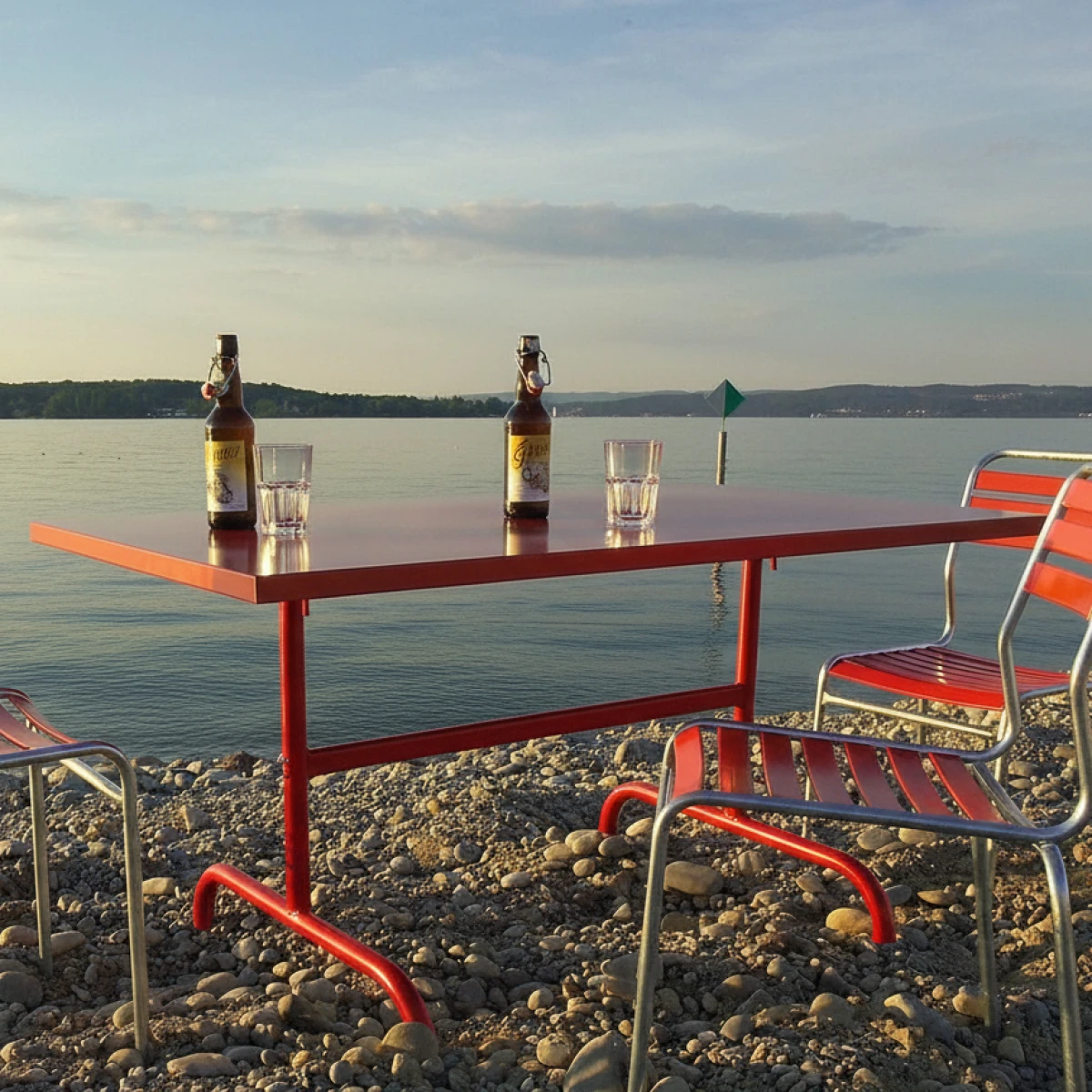 Schaffner Säntis Tisch rechteckig in rot Interieurbild