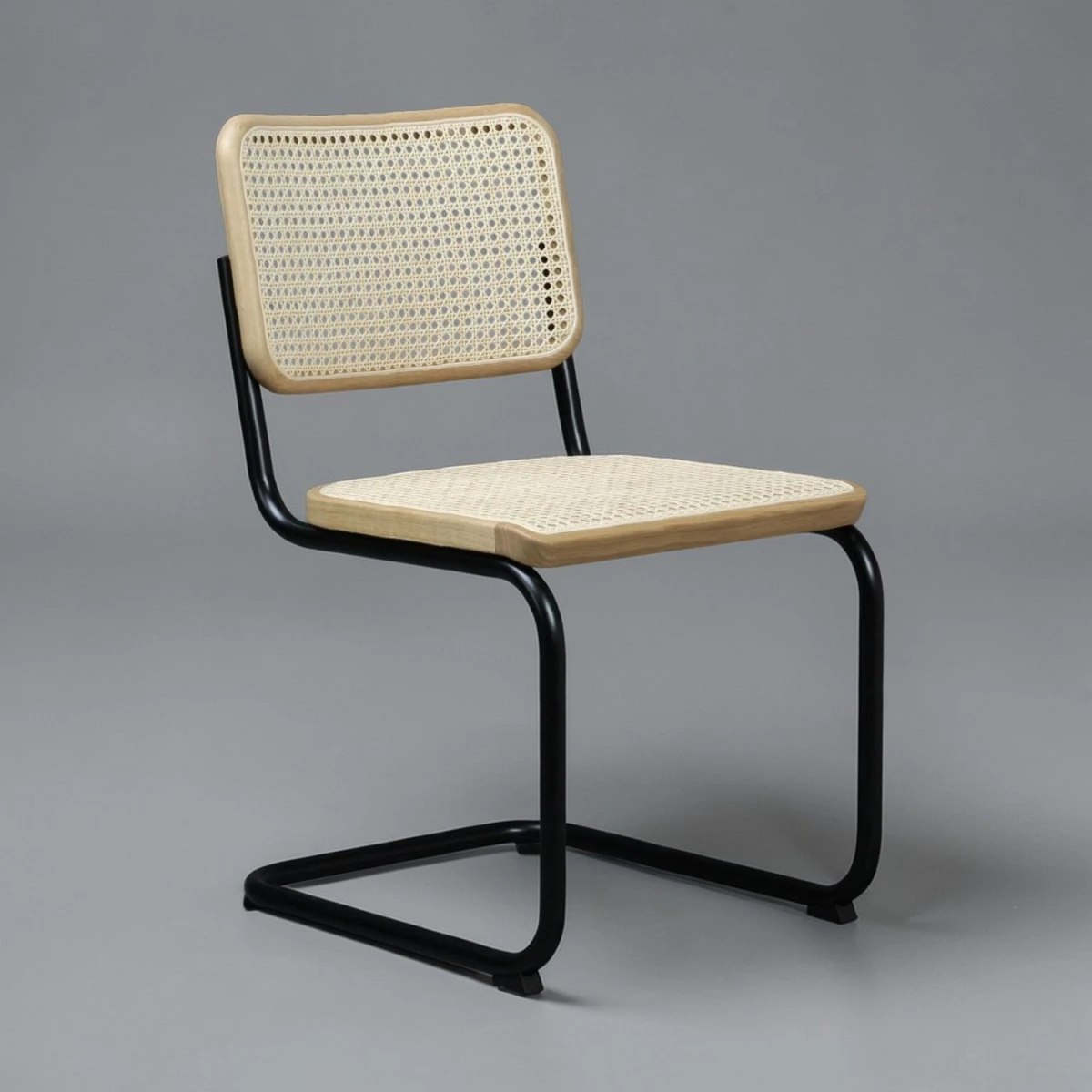 Thonet S32 V Freischwinger Eiche Klar lackiert, Gestell Schwarz