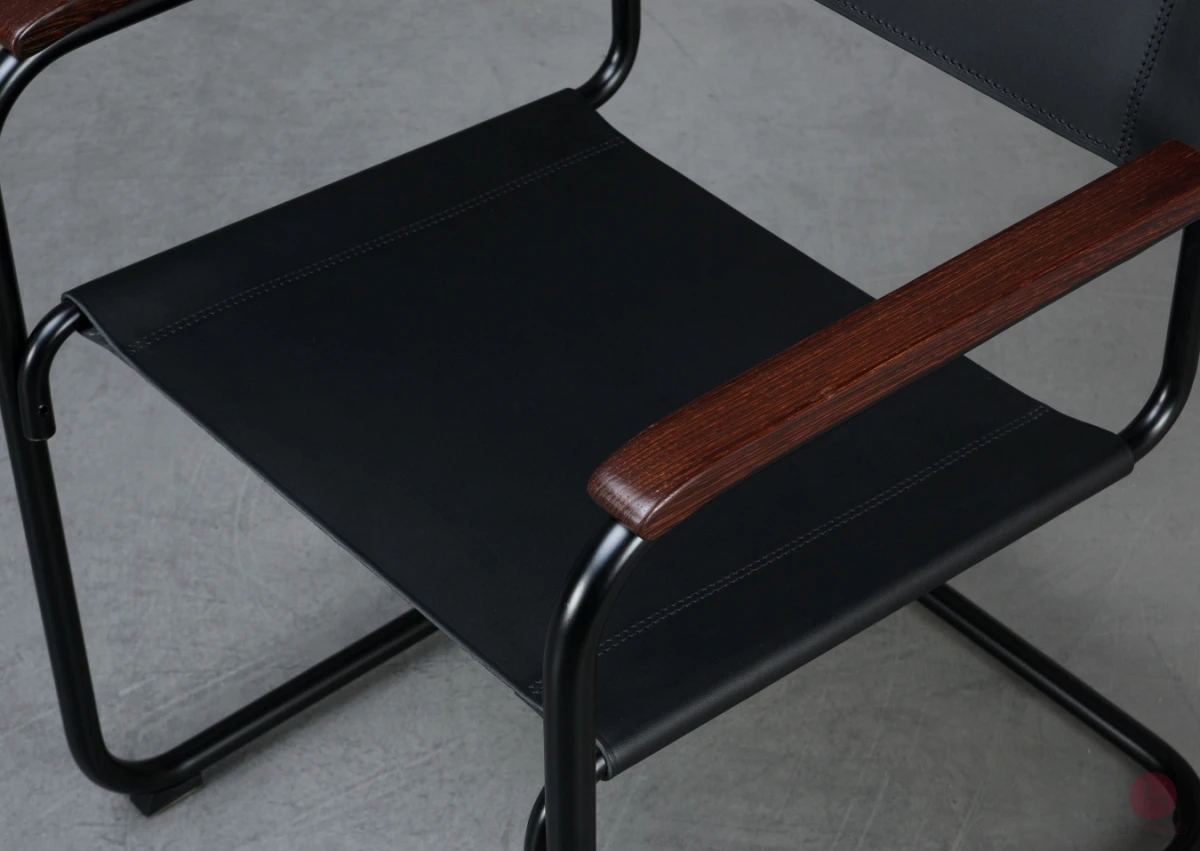 Thonet S34 Freischwinger mit erneuertem Leder und Wenge Armlehnen gebraucht