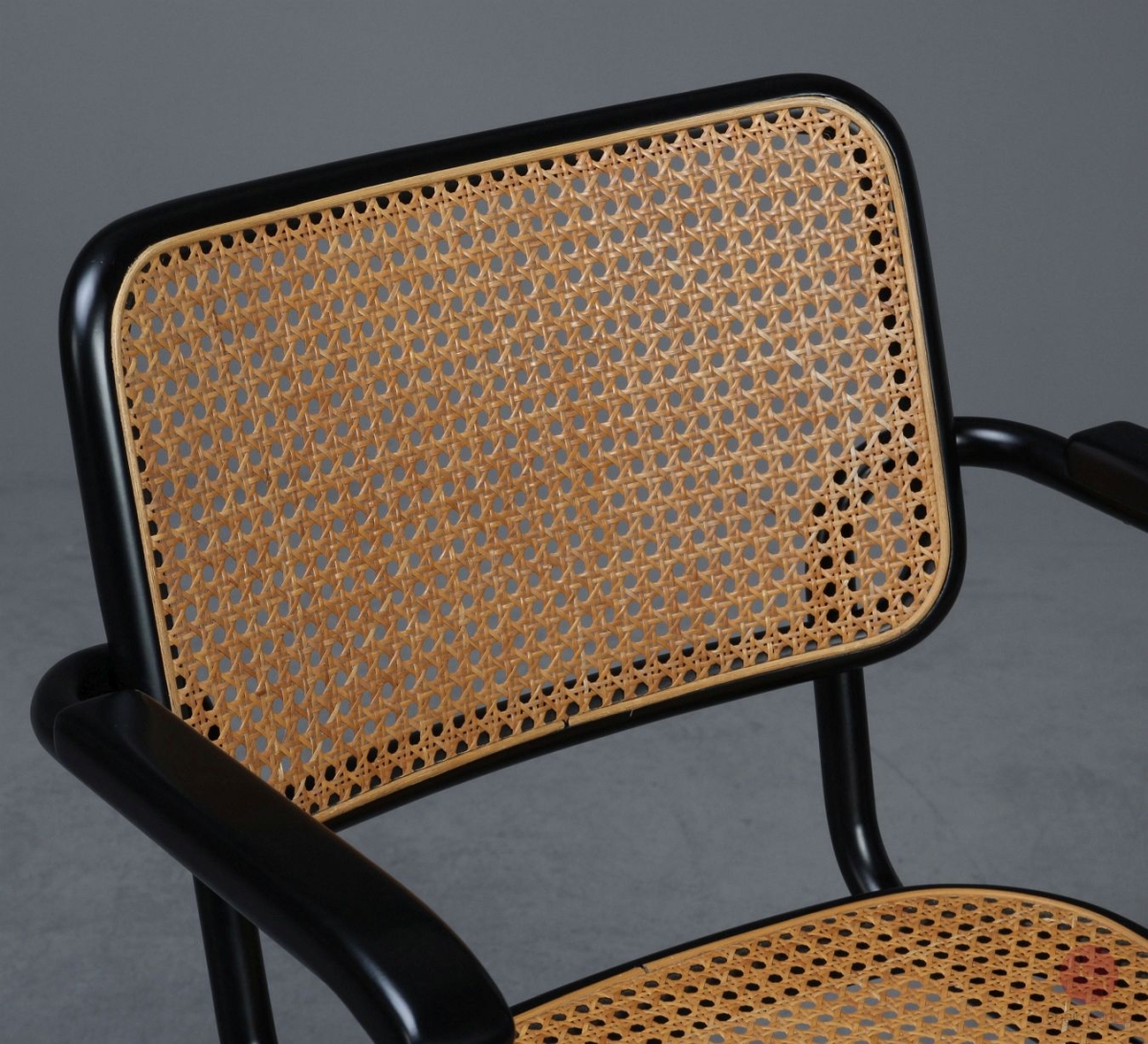Preview: Thonet S64 Freischwinger mit schwarzem Gestell und patiniertem Wiener Geflecht gebraucht