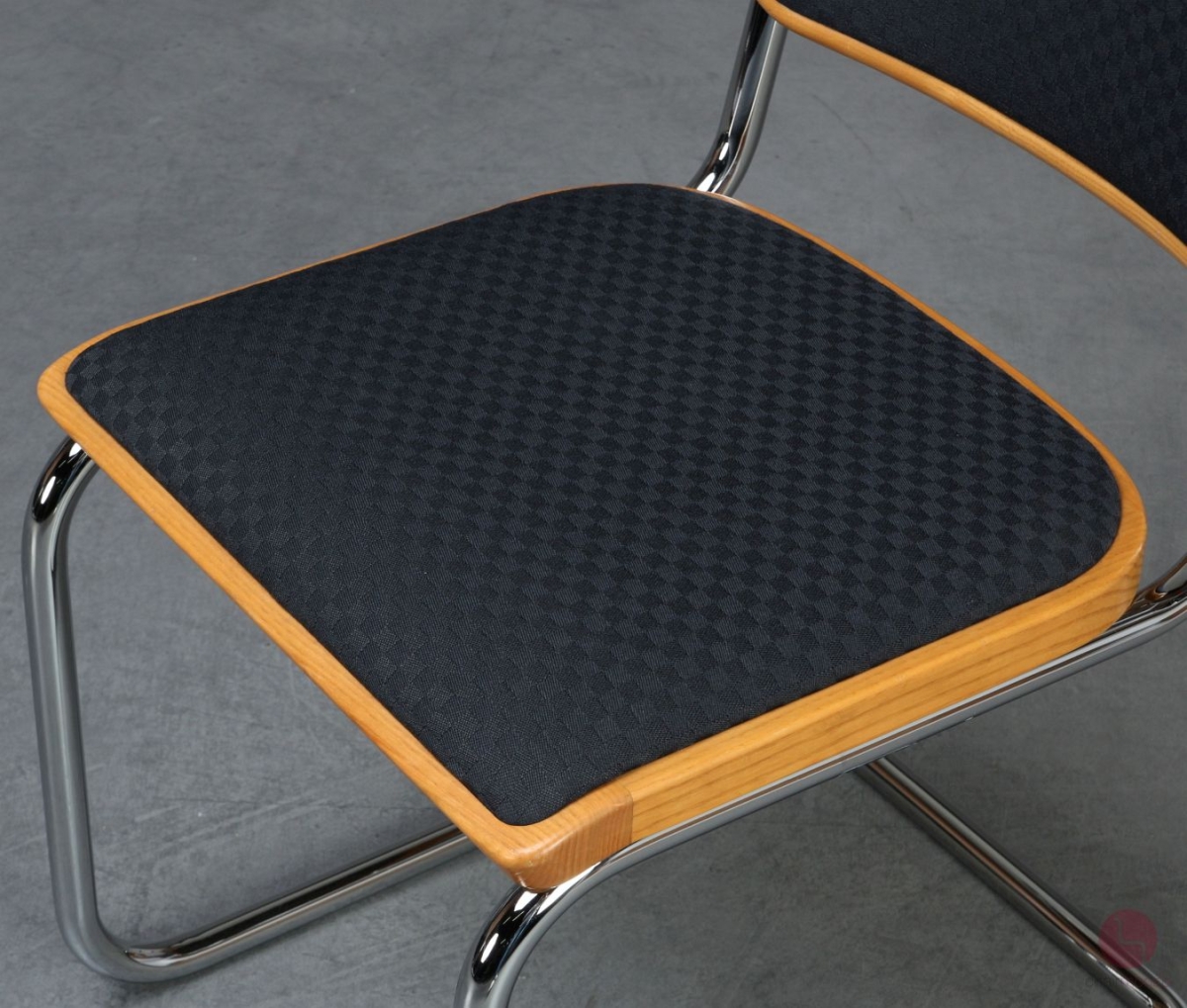 Preview: Thonet S23 P Freischwinger mit Stoff Polster Schwarz