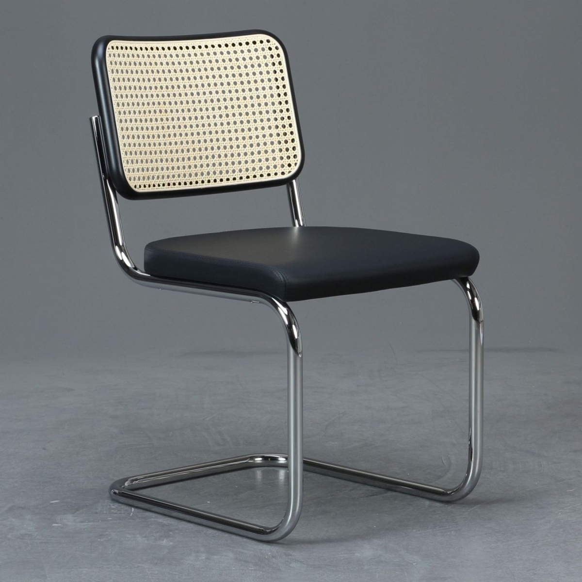 Thonet S32 SPV Stuhl mit Ledersitzfläche