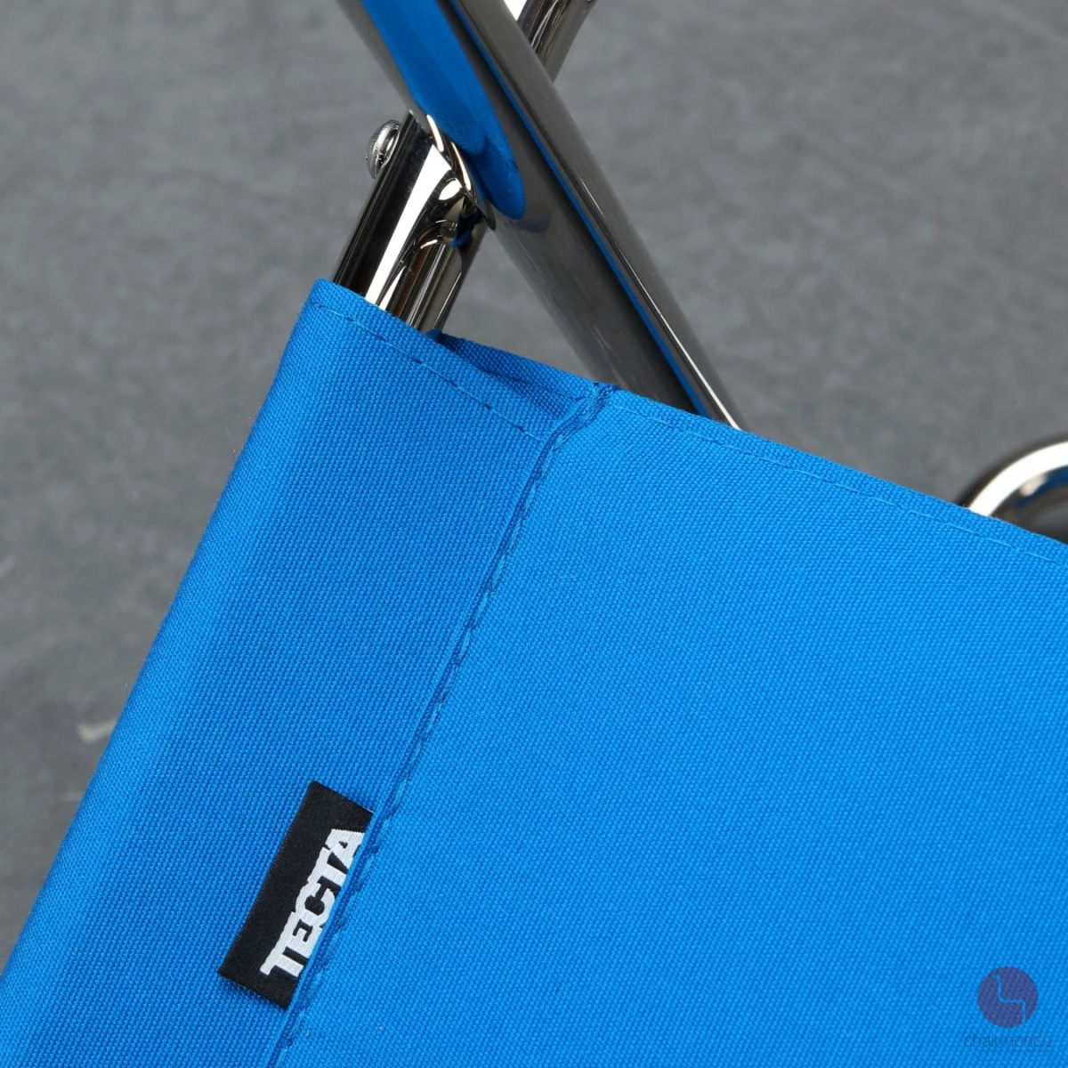 Tecta-B40-Stuhl-Bauhaus-Gurte-Blau-Detailansicht-Tecta-Logo