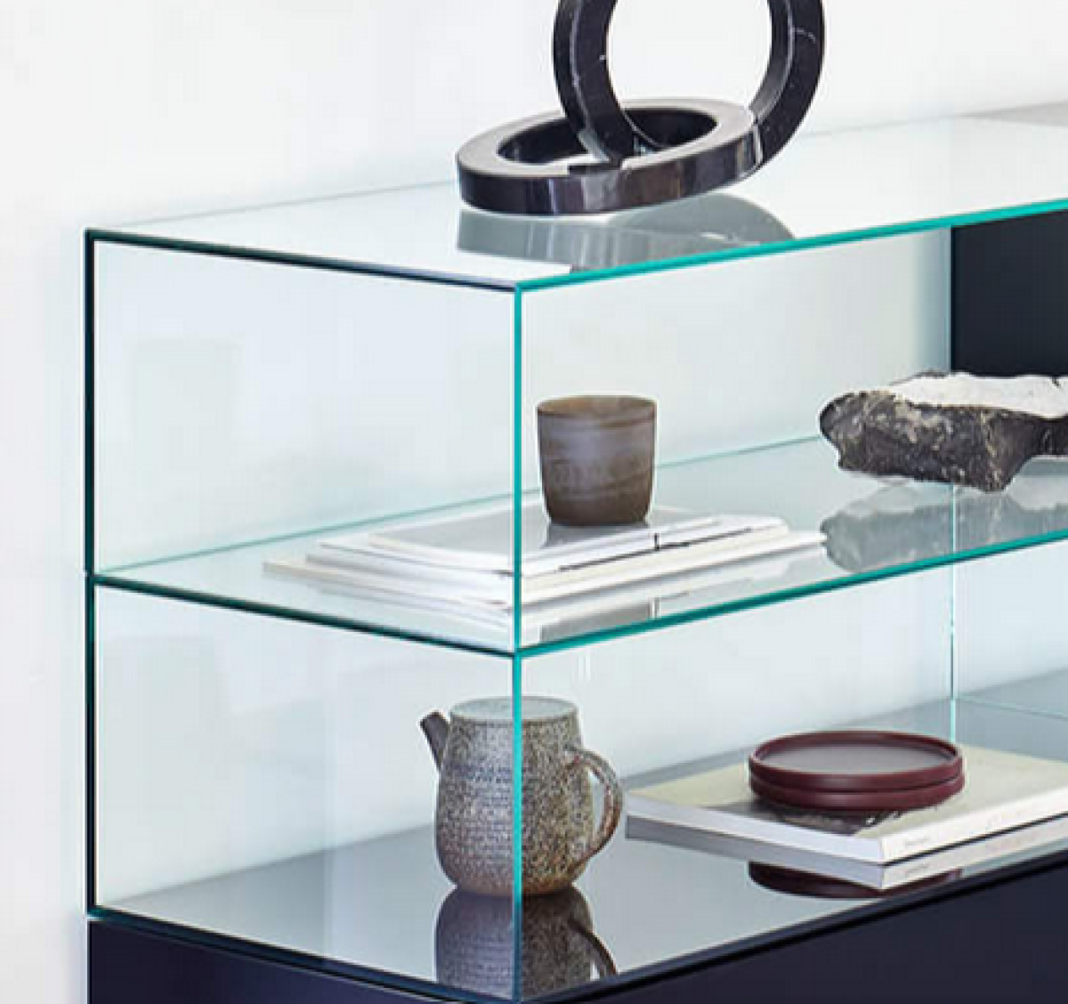 Preview: Tecta S4-2 Vitrine in schwarz mit Klarglas Elementen Detailansicht