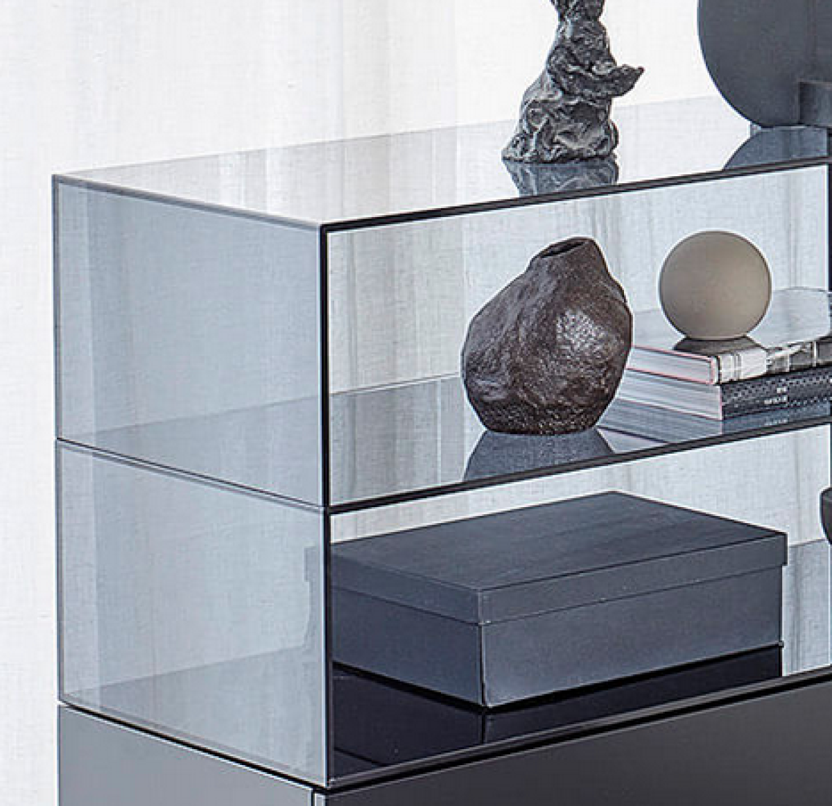 Preview: Tecta S4-2 Vitrine in schwarz mit Rauchglas Elementen Detailansicht