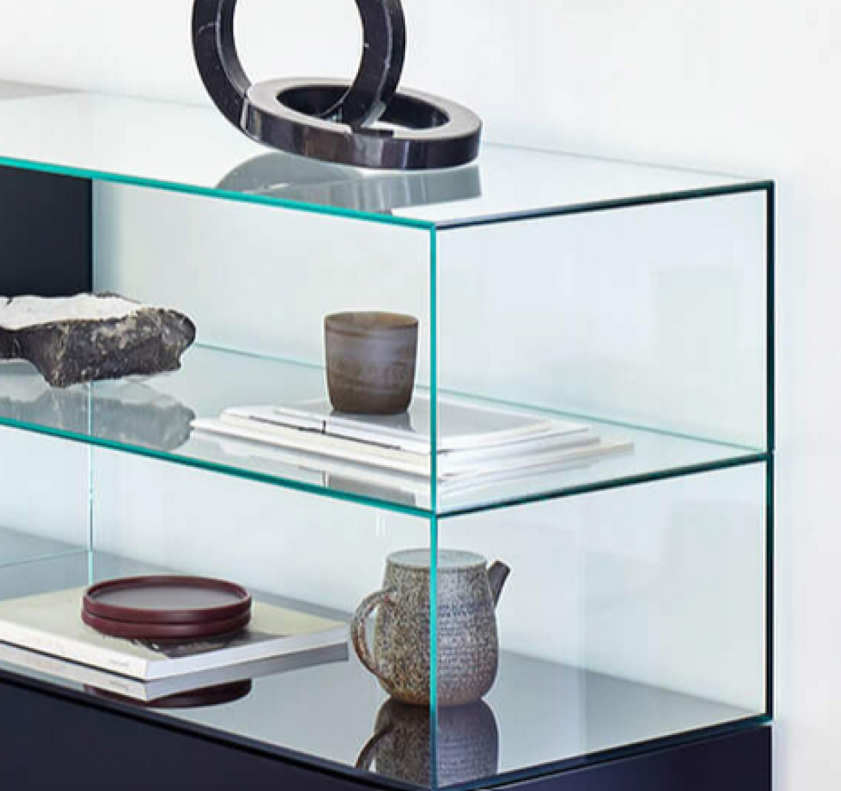 Preview: Tecta S4 Vitrine von Hanne William in verschiedenen Farben Preview: Tecta S4 Vitrine in schwarz mit Klarglas Elementen Detailansicht