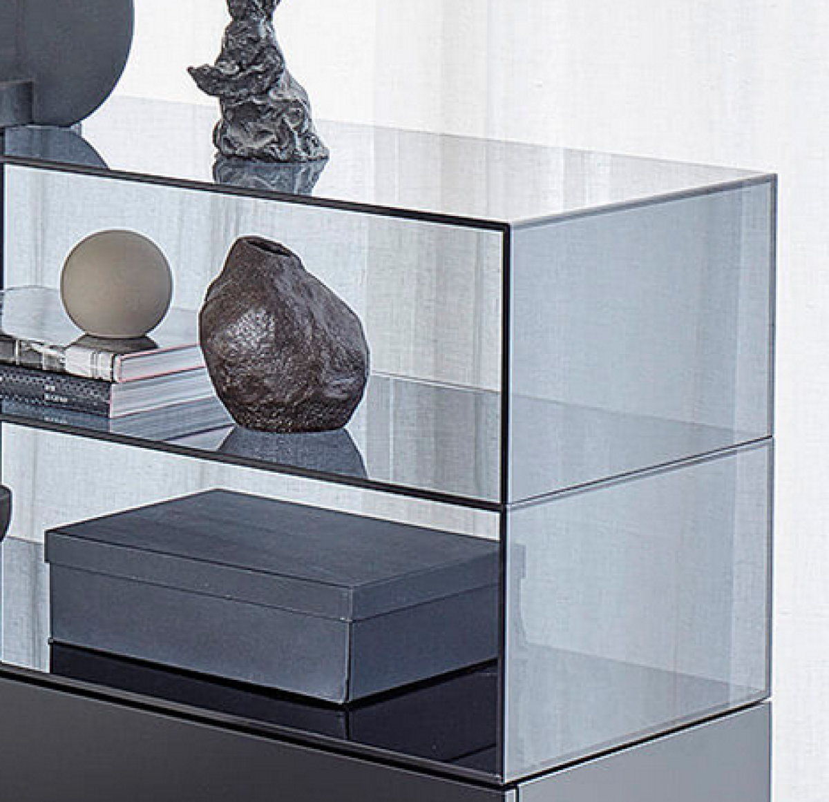 Preview: Tecta S4 Vitrine von Hanne William in verschiedenen Farben Preview: Tecta S4 Vitrine in schwarz mit Rauchglas Elementen Detailansicht