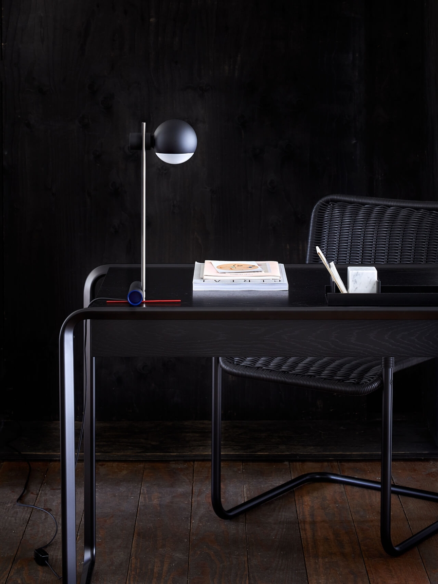 Preview: Hochwertige Kernleder-Manschette in Schwarz am Tecta Z10 Garderobenständer