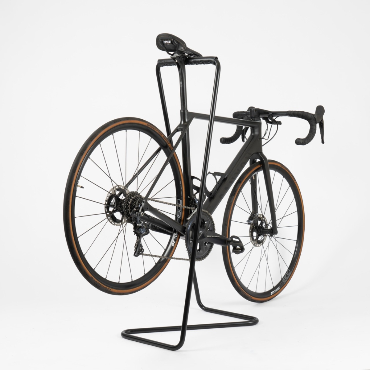 Preview: Stilvolle Ansicht mit Tecta Z10 in Schwarz als Fahrradhalter und Garderobenständer