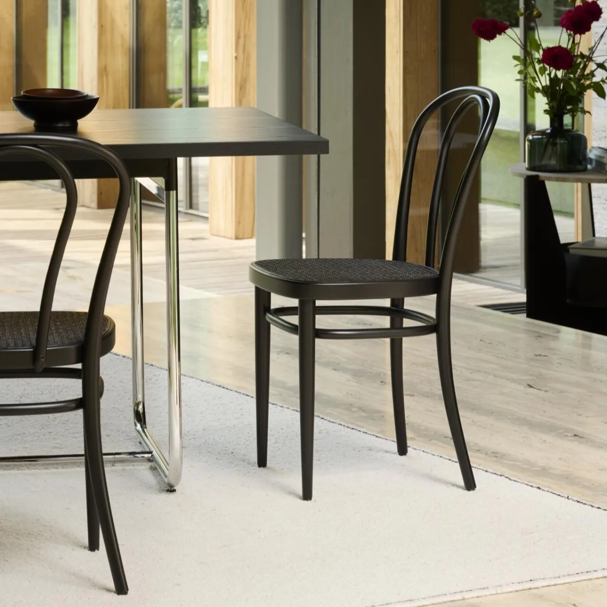 Thonet 218 Dark Melange in Buche schwarz gebeizt Interieurbild