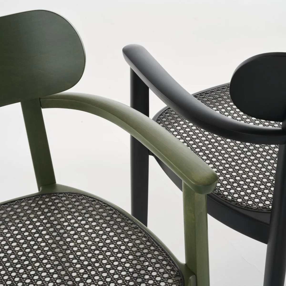 Thonet 118 FV Holzstuhl mit Dark Melange Geflecht und Stützgewebe