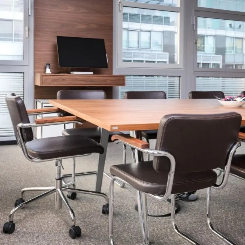 Thonet 1500 Tisch aus Edelholz Eiche Interieur