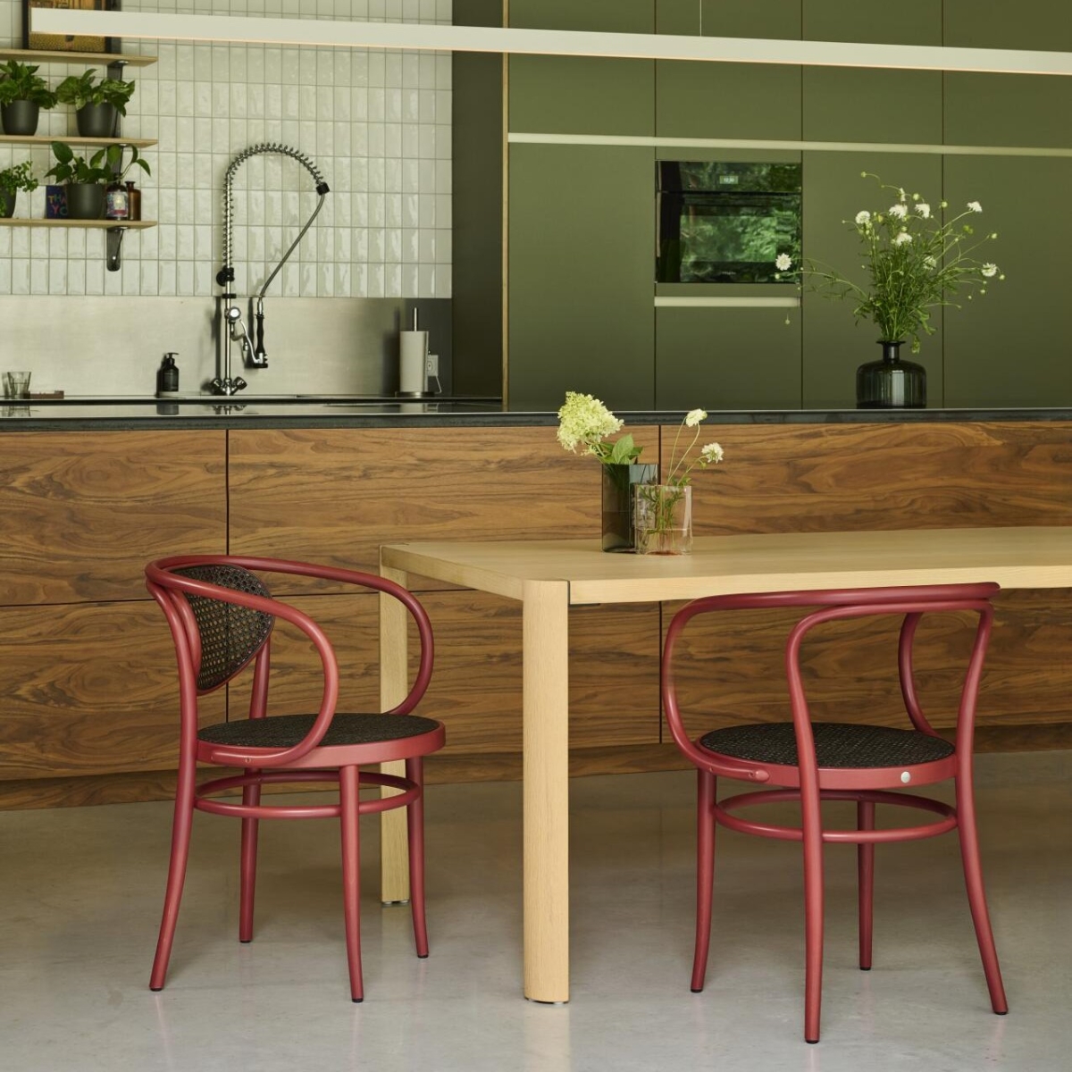 Preview: Thonet 209 Dark Melange mit rotem gestell interieurbild