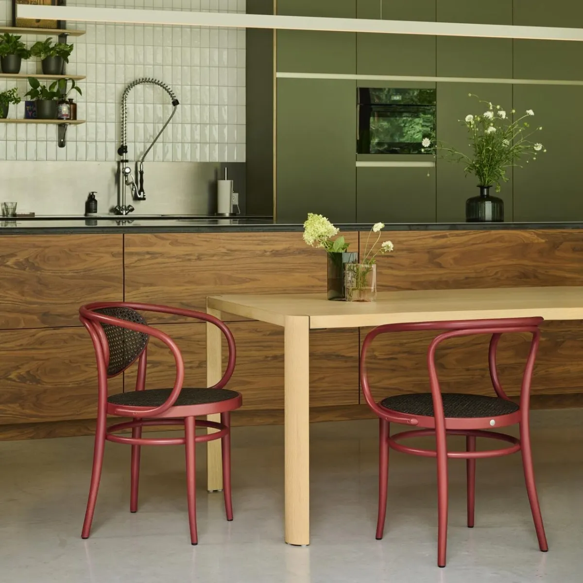 Thonet 209 Dark Melange mit rotem gestell interieurbild