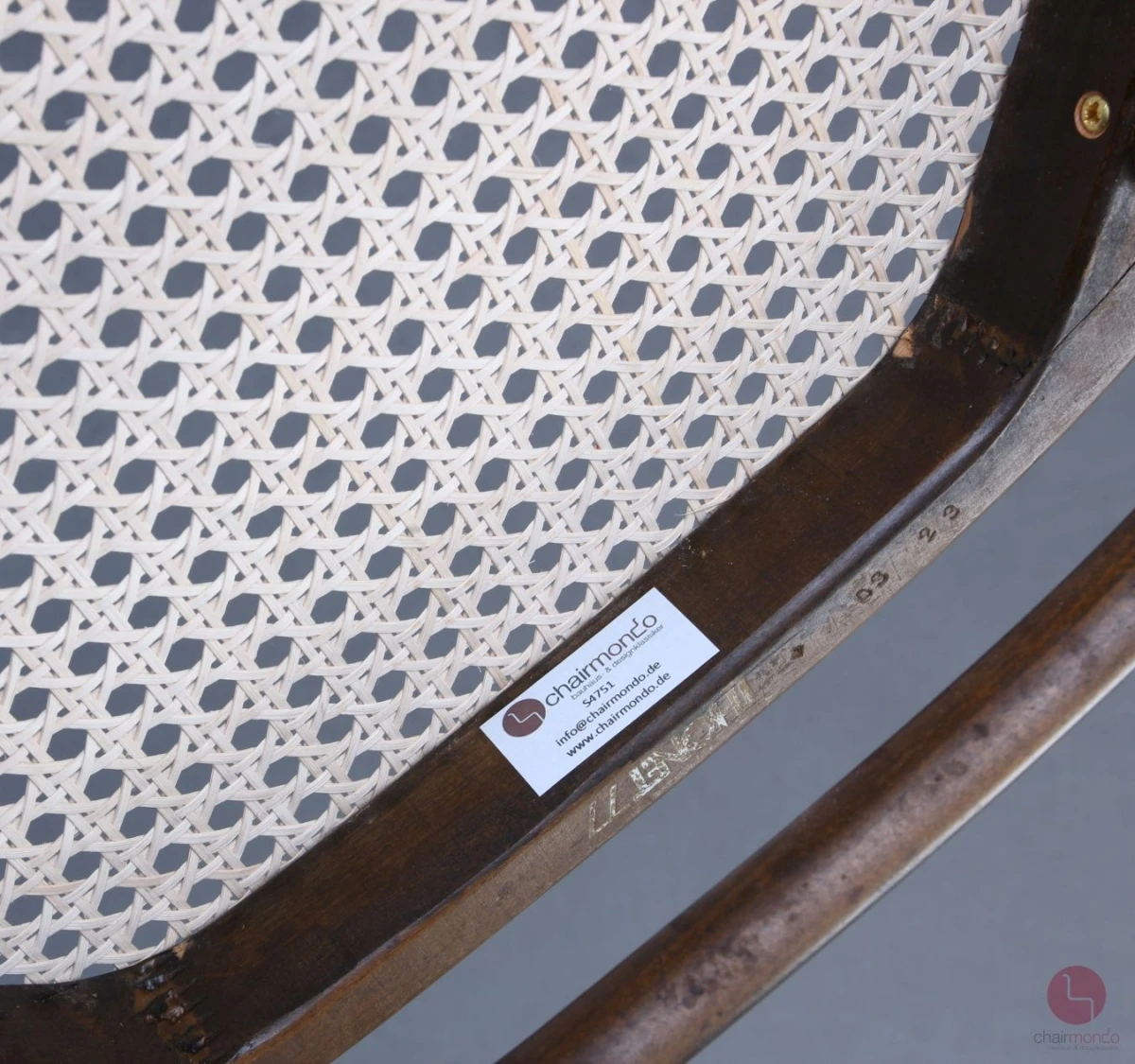 Thonet 214 Nussbaum Braun Bugholzstuhl mit neuem Geflecht gebraucht