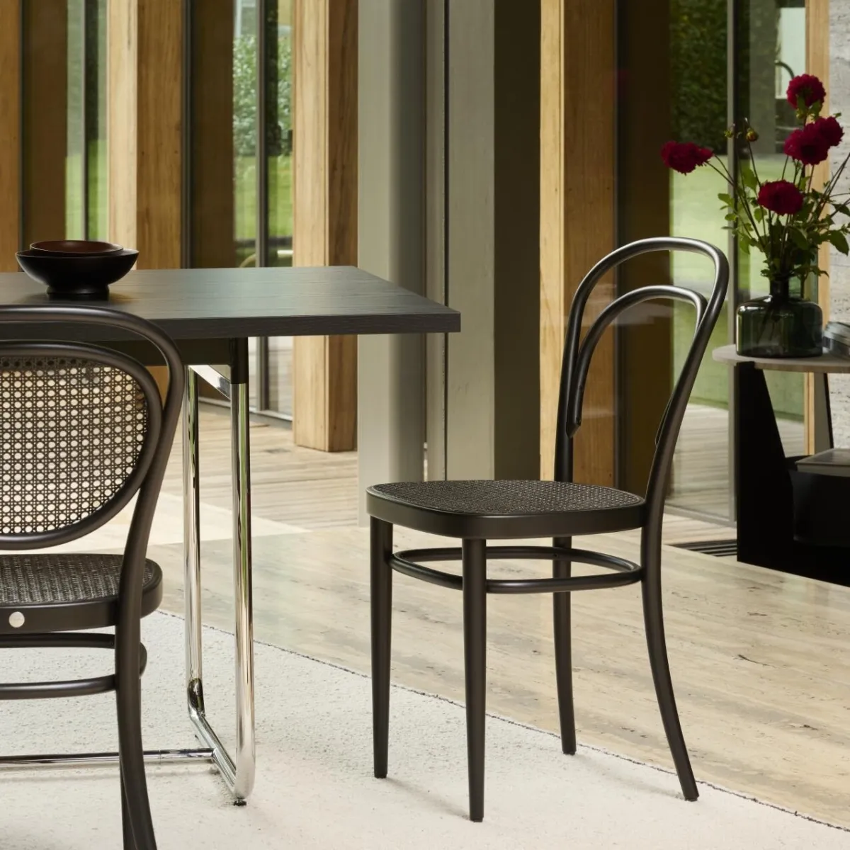 Thonet 214 Dark Melange schwarz Interieurbild