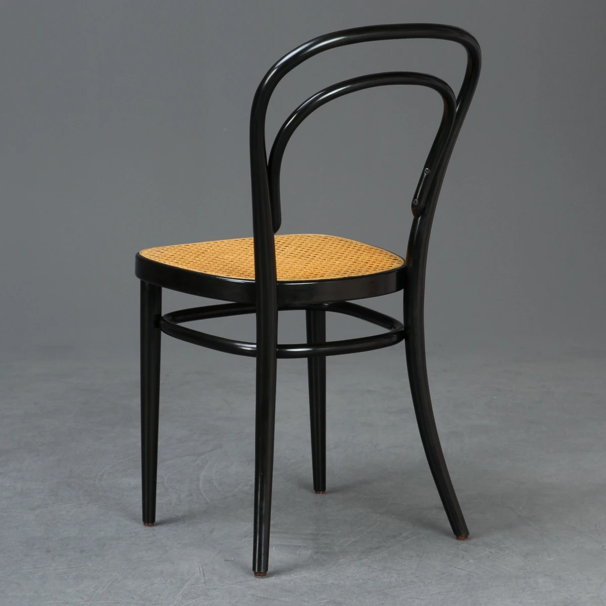 Thonet 214 Bugholz Stuhl in Schwarz mit patiniertem Wiener Geflecht gebraucht