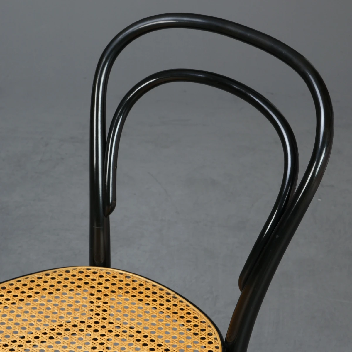 Thonet 214 Bugholz Stuhl in Schwarz mit patiniertem Wiener Geflecht gebraucht