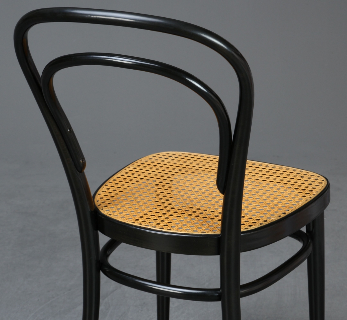 Preview: Thonet 214 Bugholz Stuhl in Schwarz mit patiniertem Wiener Geflecht gebraucht
