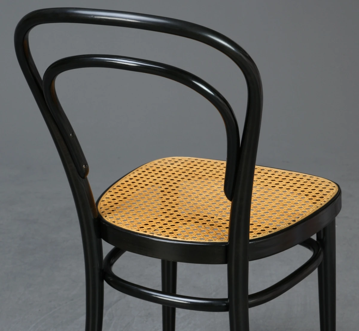 Thonet 214 Bugholz Stuhl in Schwarz mit patiniertem Wiener Geflecht gebraucht