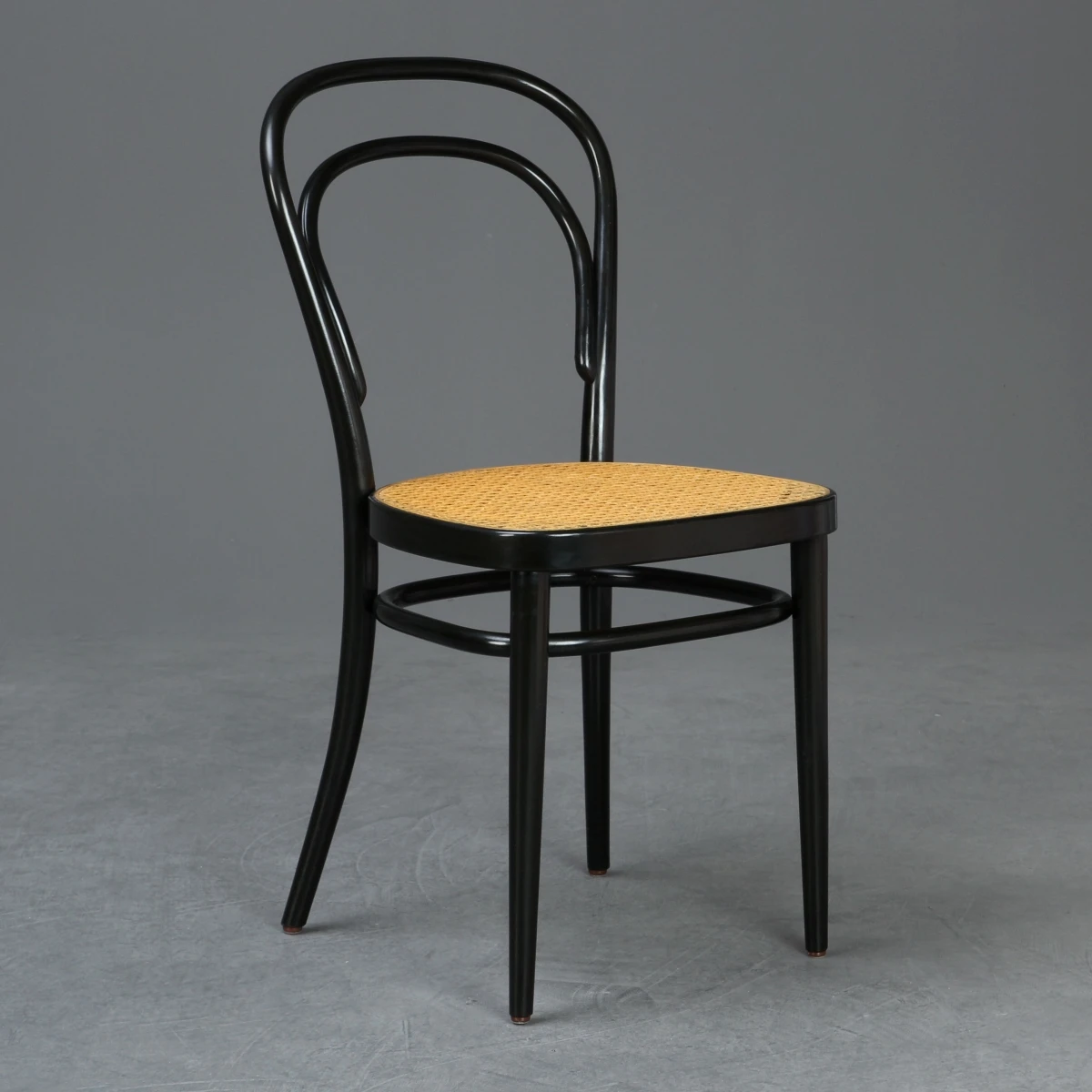 Thonet 214 Bugholz Stuhl in Schwarz mit patiniertem Wiener Geflecht gebraucht