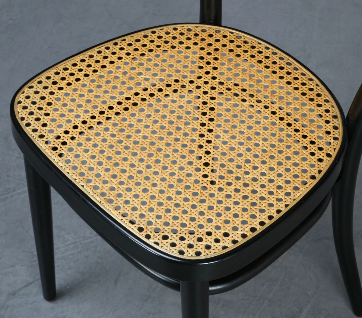 Thonet 214 Bugholz Stuhl in Schwarz mit patiniertem Wiener Geflecht gebraucht