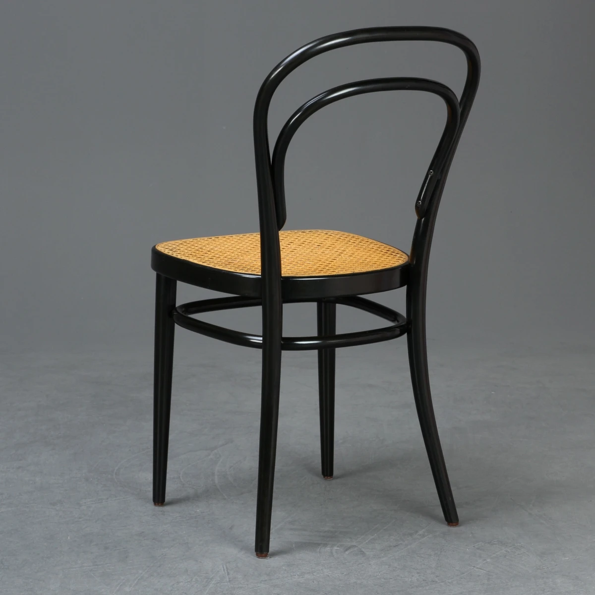 Thonet 214 Bugholz Stuhl in Schwarz mit patiniertem Wiener Geflecht gebraucht