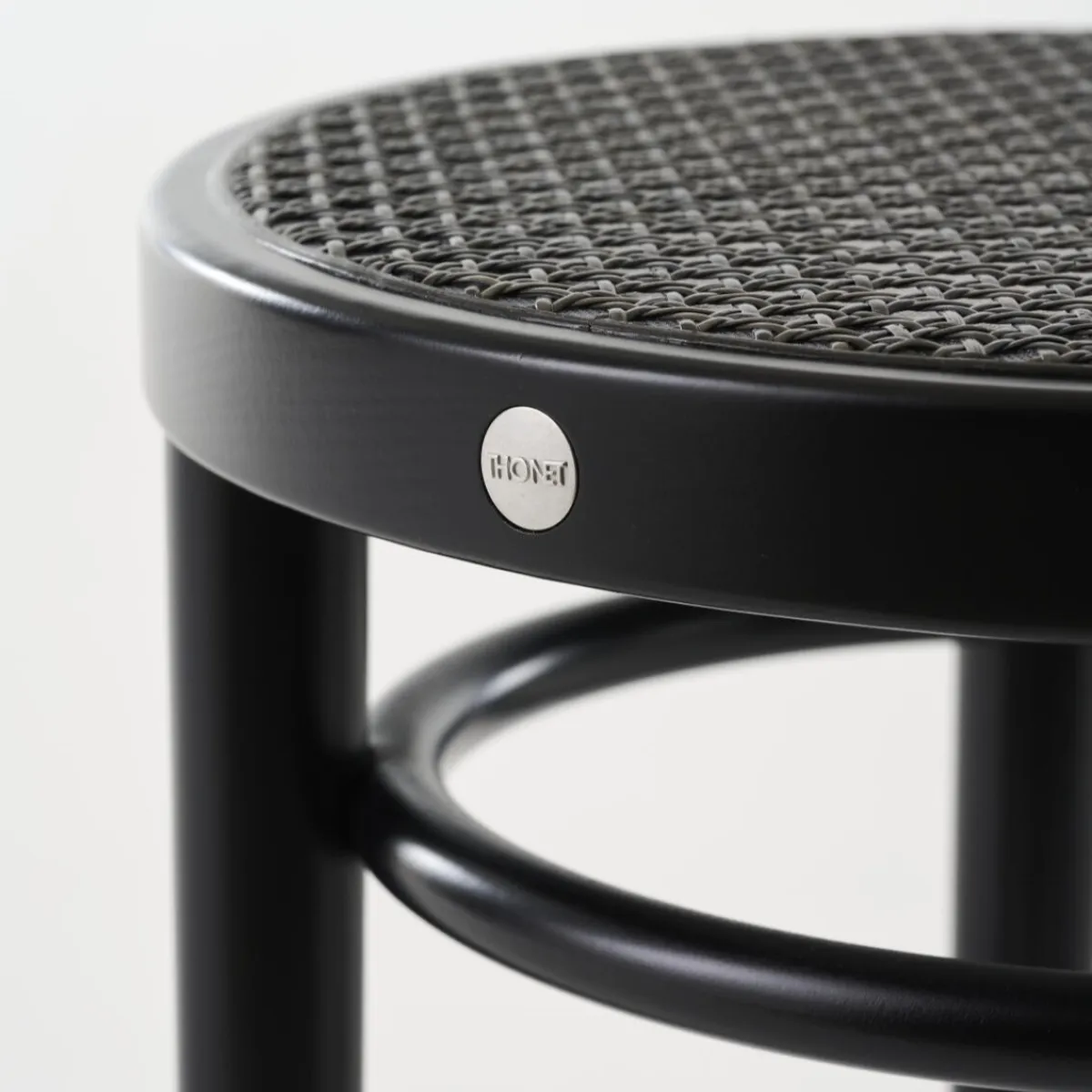 Thonet 214 RH Hocker mit Dark Melange Geflecht und Gestell aus Buche schwarz gebeizt Detailansicht Logo