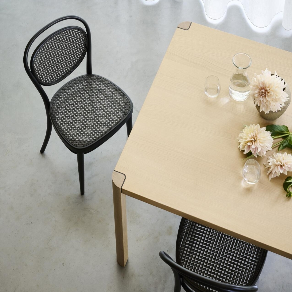 Preview: Thonet 215 R mit Dark Melange Geflecht Interieurbild