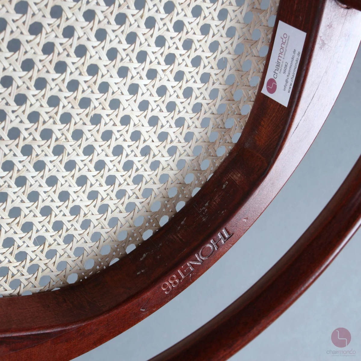 Thonet 233 Bugholz Stuhl in Mahagoni Braun mit neuem Geflecht gebraucht